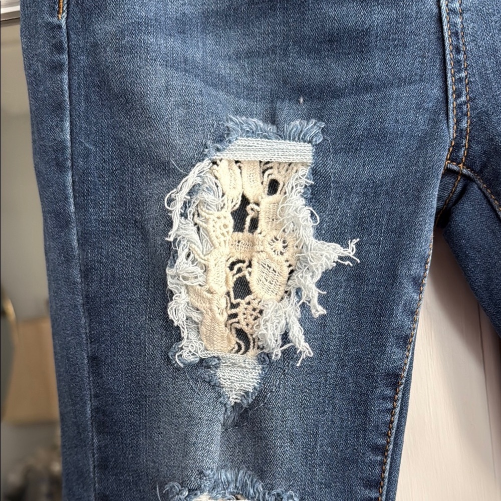 Judy Blue Distressed Jeans - Picture 3 of 4